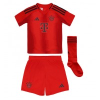 Camiseta Bayern Munich Aleksandar Pavlovic #45 Primera Equipación Replica 2024-25 para niños mangas cortas (+ Pantalones cortos)